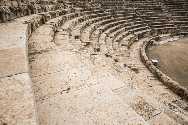 Ruinen des Amphitheaters in der antiken römischen Stadt. - Foto, Bild