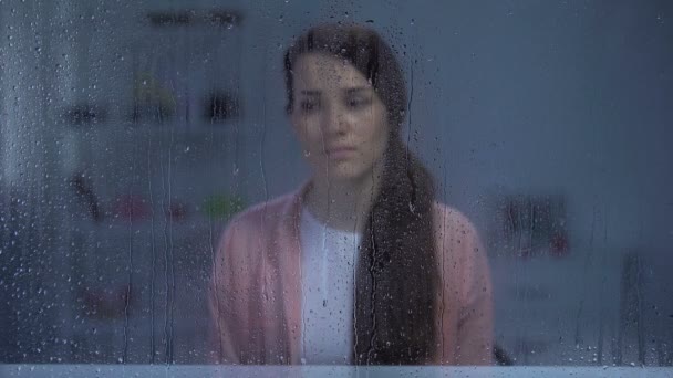 Муж возлагает руки на жен плечо за дождливым окном, семейная поддержка
 - Кадры, видео