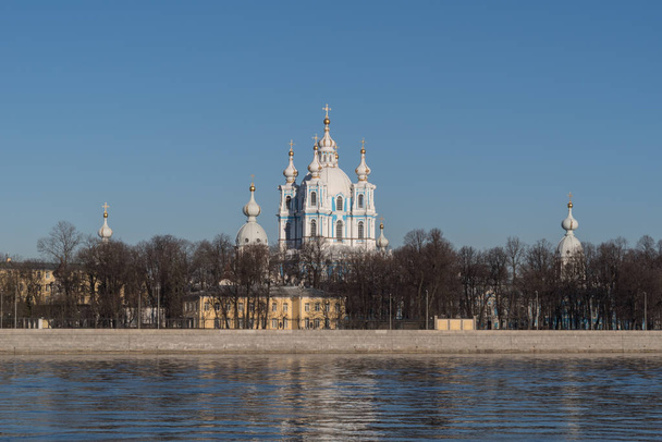 Vue sur la rivière Neva et la cathédrale Smolny à Saint-Pétersbourg. Russie
 - Photo, image