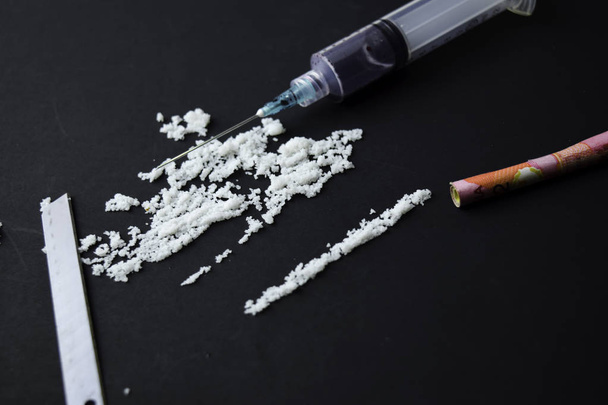 Cocaïne et accent sélectif sur l'Indonésie rupiah prêt pour les utilisations sur la table noire
 - Photo, image
