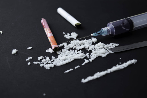 Kokaiini Selektiivinen keskittyminen ruiskuun ja Indonesia Rupia käyttövalmis pimeässä pöydässä
. - Valokuva, kuva