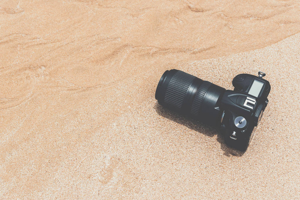 DSLR kamera rannalla märkä vedestä meri aalto
 - Valokuva, kuva