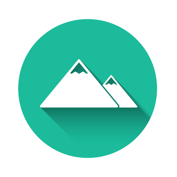Beyaz Dağlar ikonu uzun gölgelerle izole edilmiş. Zaferin ya da başarının sembolü. Yeşil daire düğmesi. Vektör İllüstrasyonu - Vektör, Görsel