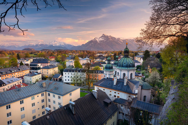 Salzbourg, Autriche. Image du paysage urbain de Salzbourg, Autriche au coucher du soleil printanier
. - Photo, image