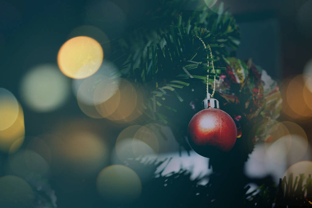Розмита прикрашена Різдвяна ялинка з Боке фон. - Фото, зображення