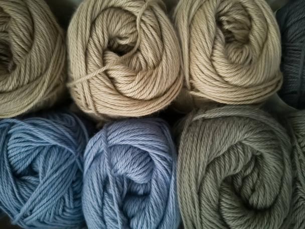 Skeins avec différentes couleurs de fils pour le tricot, pour la broderie
. - Photo, image