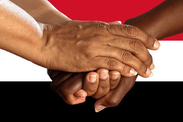 Bandiera dell'Egitto, integrazione di un gruppo multiculturale di giovani
 - Foto, immagini
