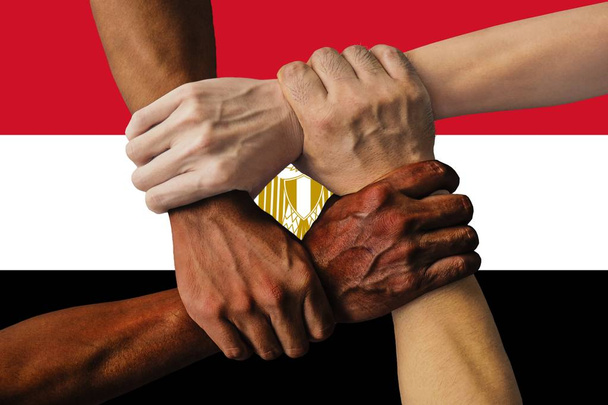 Drapeau de l'Egypte, intégration d'un groupe multiculturel de jeunes
 - Photo, image