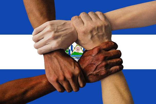 Прапор Сальвадору, інтеграція багатокультурної групи молодих людей - Фото, зображення