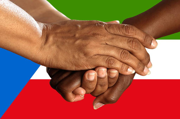 Bandera de Guinea Ecuatorial, integración de un grupo multicultural de jóvenes
 - Foto, imagen