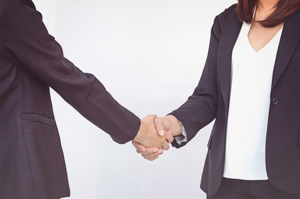 Две деловые женщины пожимают руки - Фото, изображение