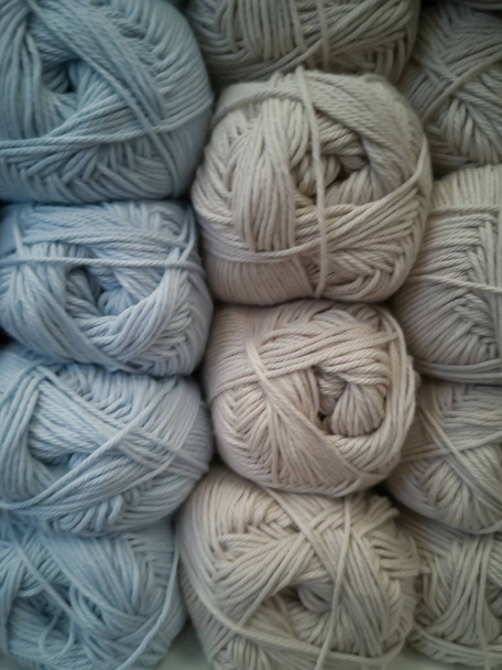Шкурки с различными цветами ниток для вязания, для рукоделия
. - Фото, изображение