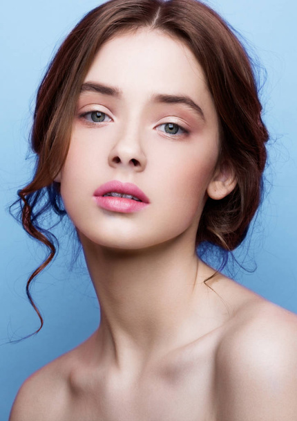 Beauty cute fashion model with natural make up - Foto, Imagen