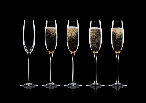 Elegant glasses of yellow champagne with bubbles - Фото, зображення