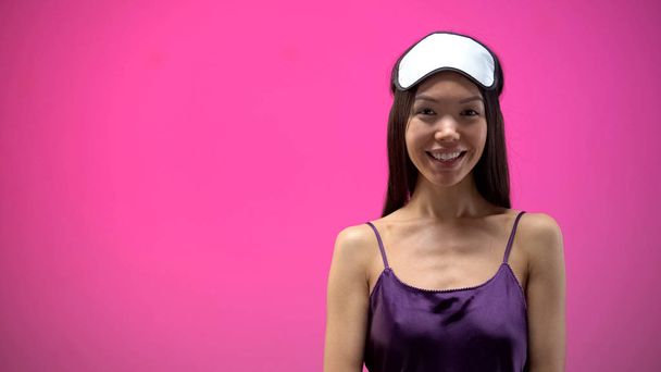 Gyönyörű ázsiai nő vakon és fehérnemű nézett kamerát, és mosolyogva - Fotó, kép
