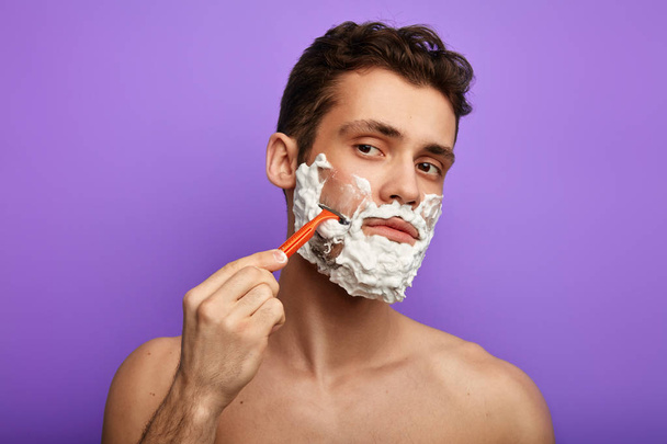 tradaitional shaving of beard. close up photo - Foto, Imagen