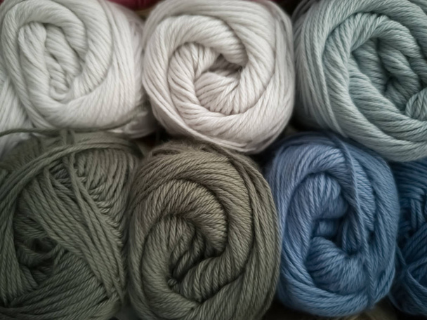 Skeins avec différentes couleurs de fils pour le tricot, pour la broderie
. - Photo, image