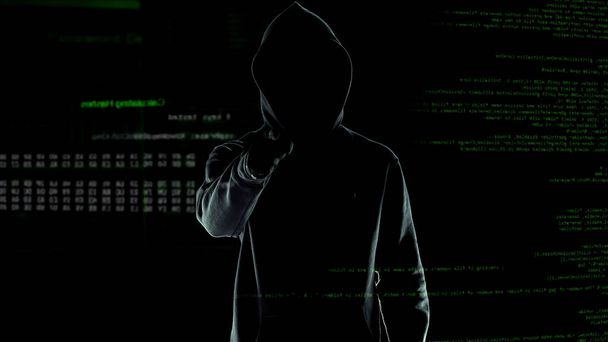 Hacker faz gesto ameaçador na câmera, ataque cibernético e chantagem
 - Foto, Imagem