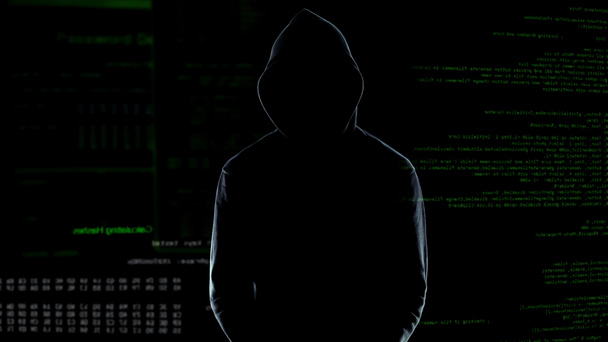 Siber suç işledikten sonra sayı kodlarına karşı duran erkek silueti - Fotoğraf, Görsel