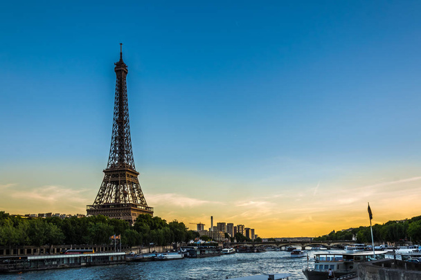 Zonsondergang in Parijs met uitzicht op de Eiffel toren - Foto, afbeelding