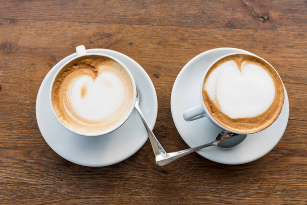 Pari cappuccinoa sydämen kanssa
 - Valokuva, kuva