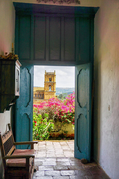 Церковь Баричара обрамлена дверью старого колониального дома в
  - Фото, изображение
