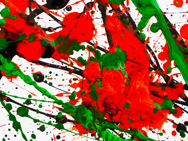 kırmızı ve siyah ve yeşil boya üzerine sıçramaları - Fotoğraf, Görsel