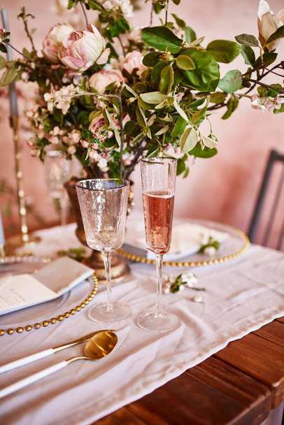 Ünnepi asztaldísz. Arany evőeszköz. A különböző természetes színek és virágok. Gránát. Luxus esküvő, party, születésnap. Kilátás fentről. Arany, rózsaszín. Gyertyák - Fotó, kép