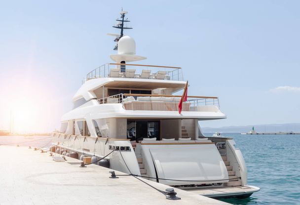 Luxury yacht parked at dock. - Foto, afbeelding