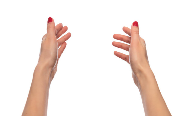 Manos femeninas sosteniendo algo invisible o tirando de las manos sobre fondo blanco
. - Foto, imagen