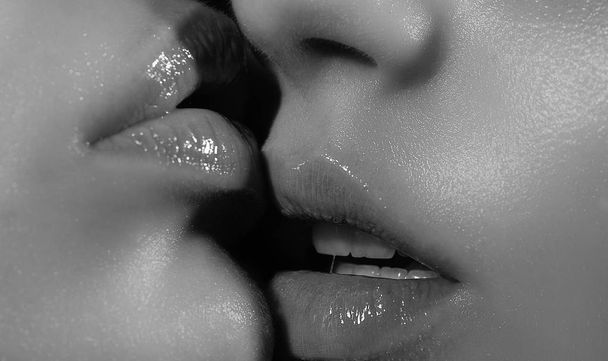 Closeup a páros lányok szája csók. Romantikus fiatal leszbikus pár csók. Szerelem együtt. Tolerancia. Két lány megcsókolta. Fekete-fehér. Homoszexuális csók. - Fotó, kép