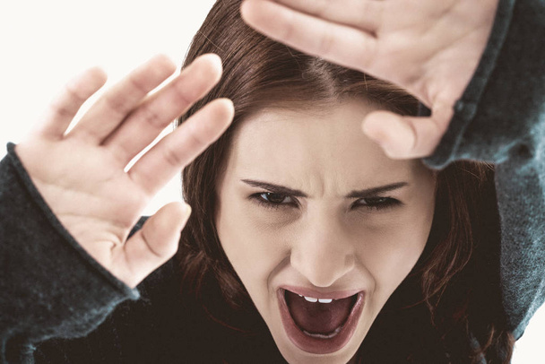 Mulher gritando cobrindo rosto
 - Foto, Imagem