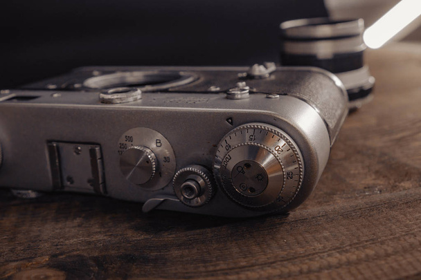 stary rocznika radziecki aparat fotograficzny z obiektywem na drewnianym tle - Zdjęcie, obraz