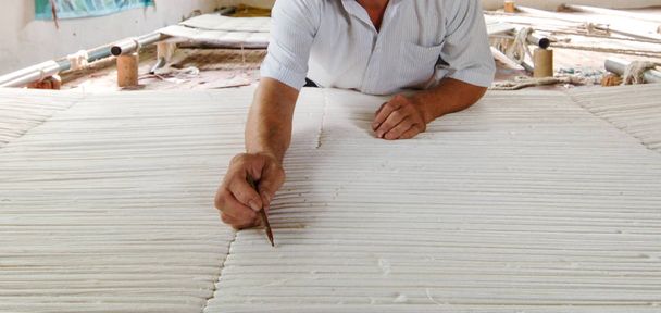 виробництво і ткацтво килимів і тканин
 - Фото, зображення