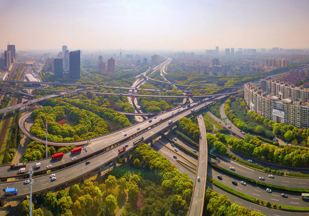 Luftaufnahme von Autos auf Autobahnkreuzen. Brückenstraße oder Straße - Foto, Bild