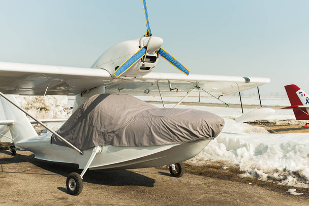 Pequeno avião privado para pesca e lazer sob a cobertura e proteção
 - Foto, Imagem
