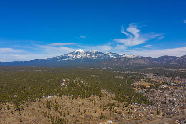 Stock kuva kaunis vuoristo maisema lumi korkki ja sininen taivas - Valokuva, kuva