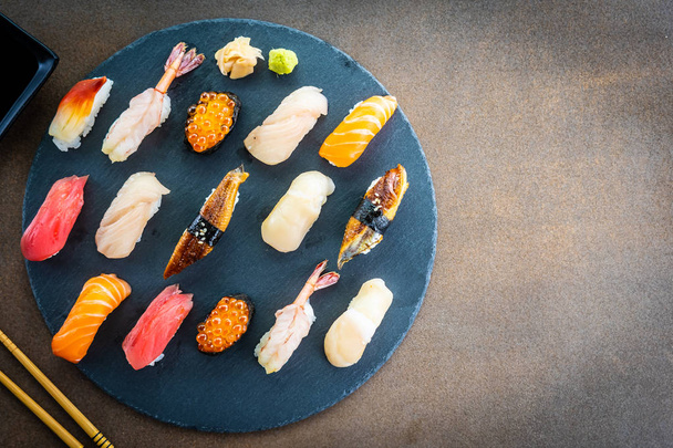 Nigiri suşi somon balıklı karides karides yılan balığı deniz hayvanı kabuğu ve diğer sashimi ile siyah kayrak - Japansese gıda stilini ayarla - Fotoğraf, Görsel