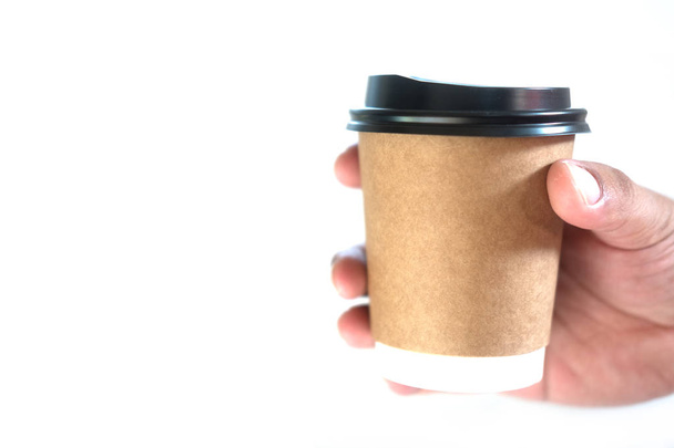 Καφέ χάρτινο κύπελλο και κενό καπάκι στο χέρι με χώρο αντιγραφής - Φωτογραφία, εικόνα