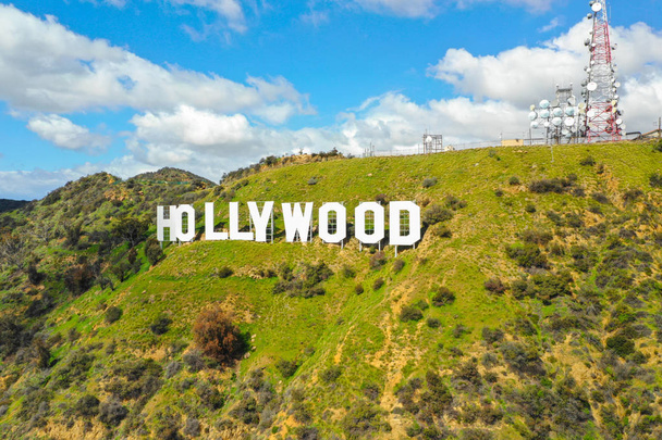 ハリウッド、カリフォルニア州、アメリカ - 2019年3月15日:象徴的なハリウッドサインカリフォルニアUSAの空中ドローン写真 - 写真・画像