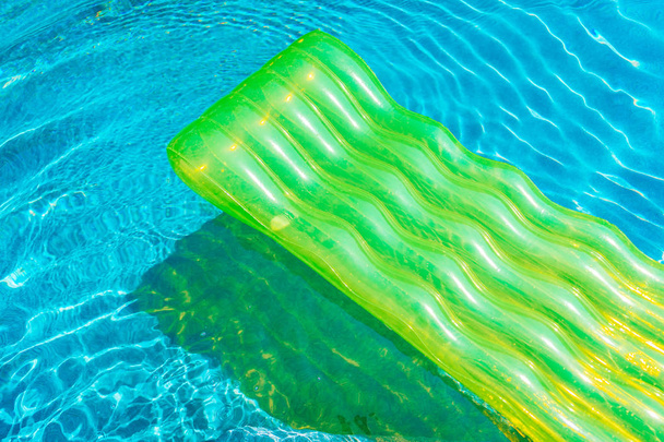 Colorido anillo de natación o flotador de goma alrededor de agua de la piscina para el ocio relajarse
 - Foto, Imagen