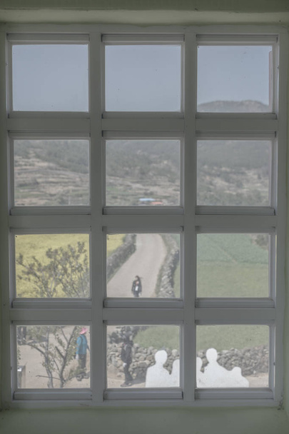 venster en eiland landschap - Foto, afbeelding