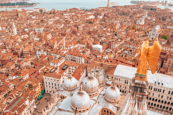 Luchtfoto van Piazza San Marco of St Mark Square met het Gouden Engel standbeeld boven de stad. Venetië, Italië.  - Foto, afbeelding
