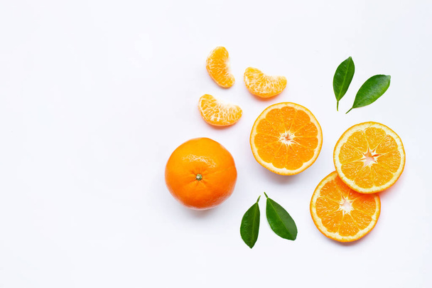 フレッシュオレンジの柑橘系フルーツ (白).   - 写真・画像