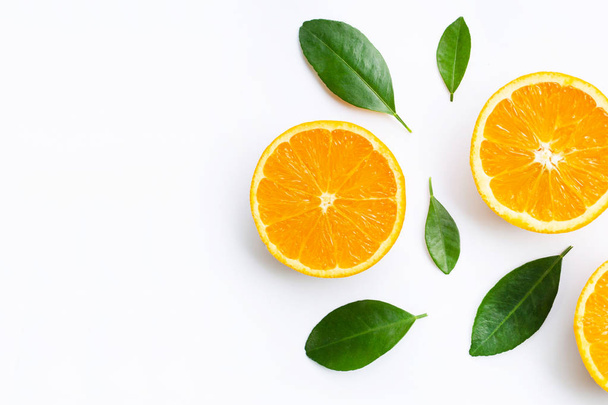 Felülnézet a narancs gyümölcsök és levelek izolált fehér háttérképet - Fotó, kép