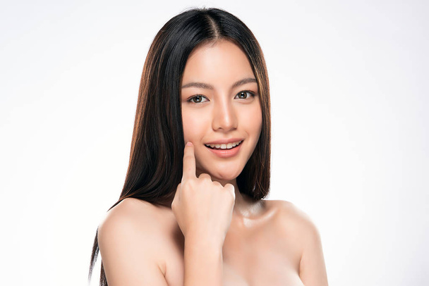 Belle jeune femme asiatique avec une peau propre et fraîche - Photo, image