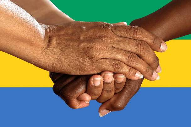 Gabonin lippu, monikulttuurisen nuorisoryhmän yhdistäminen - Valokuva, kuva