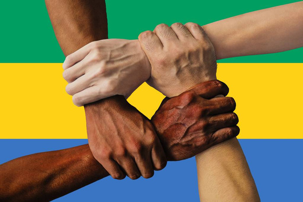 Bandera de Gabón, integración de un grupo multicultural de jóvenes - Foto, imagen