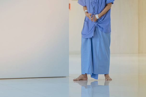 Pacientes do trato urinário feminino caminhando para o exercício e descansando sozinhos no hospital
 - Foto, Imagem