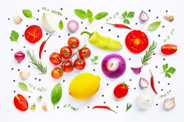 Különböző friss zöldségek és fűszernövények fehér háttéren. Egészséges  - Fotó, kép